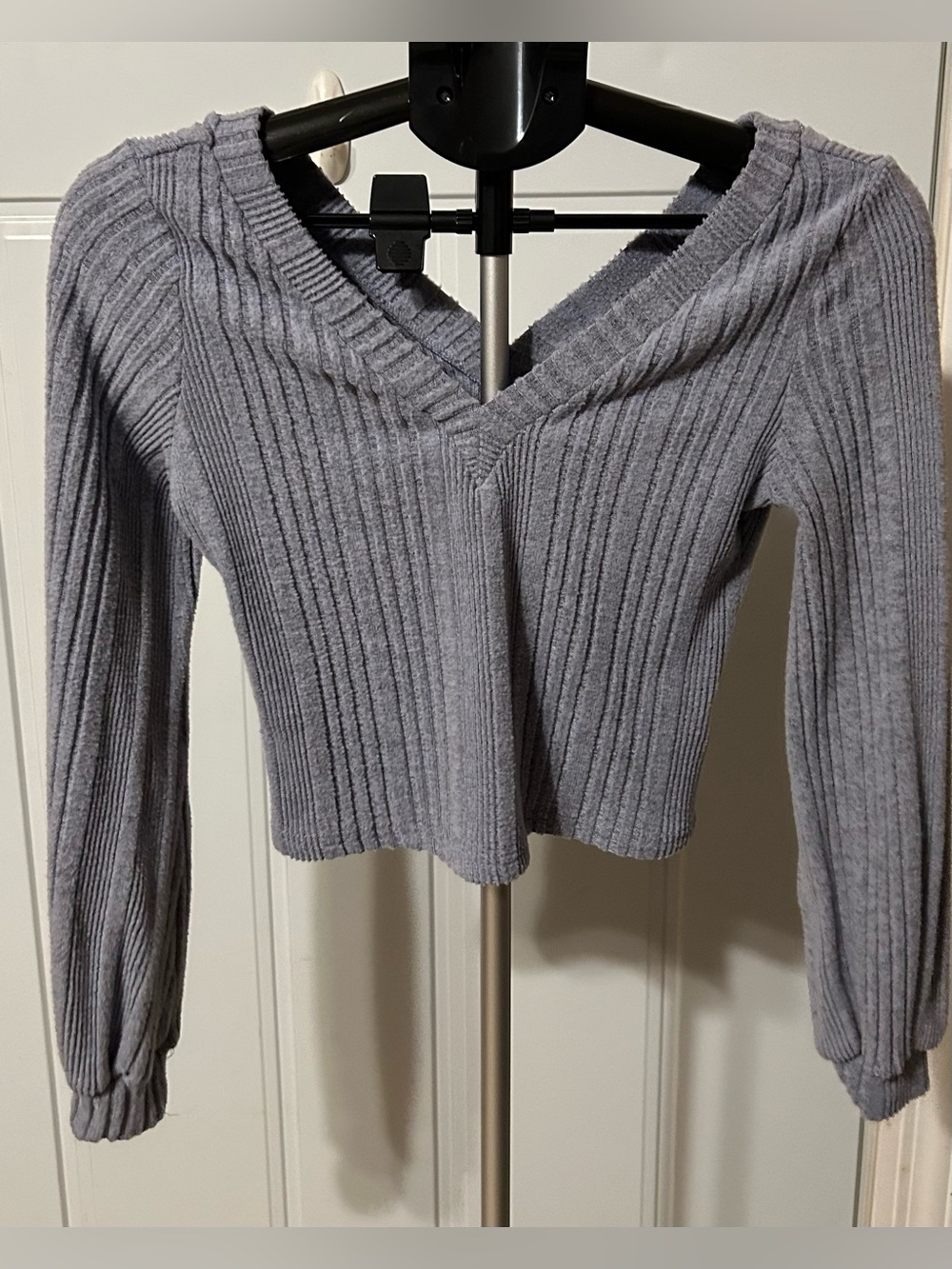 Women's Ribbed V-Neck Cropped Sweater - Gray